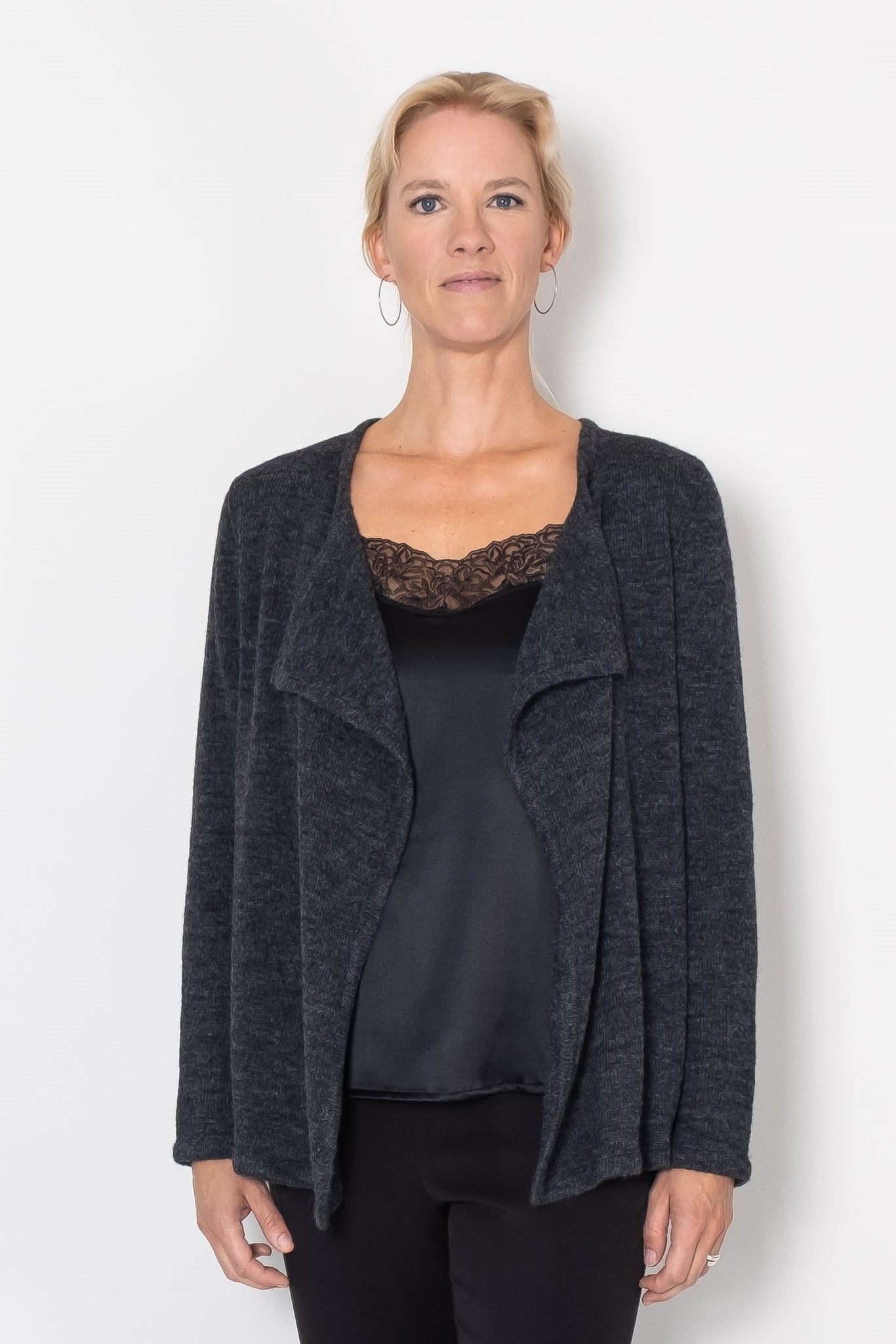 Løstsiddende Strik Cardigan BLUMME antracit grå - PAROL